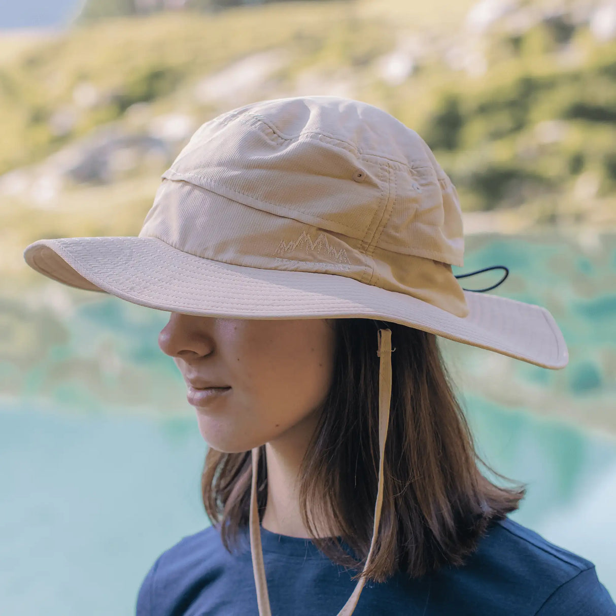 Nahaufnahme eines Sonnenhuts am Kopf einer Frau, Outdoor Sonnenhut Damen für Schutz beim Wandern und Trekking.