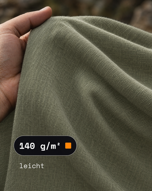 Leichter Merino-Stoff mit 140 g/m² in der Hand