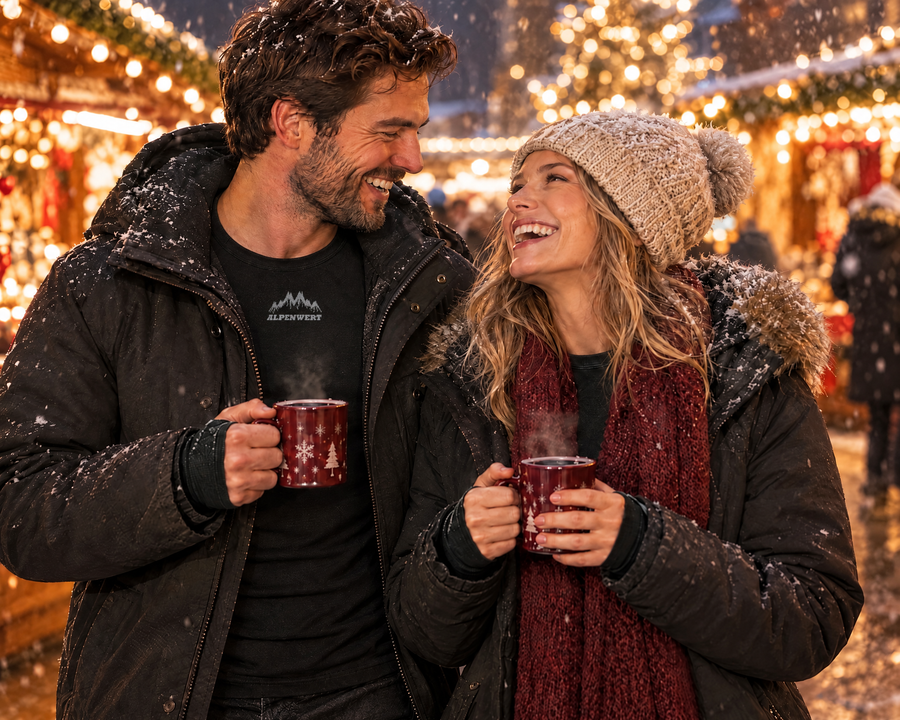 Paar auf dem Weihnachtsmarkt mit Thermounterwäsche unter der Jacke