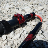 Detailaufnahme Verbindungssystem faltbarer Wanderstöcke mit rotem Clip, stabile Trekkingstöcke faltbar für Bergtouren.