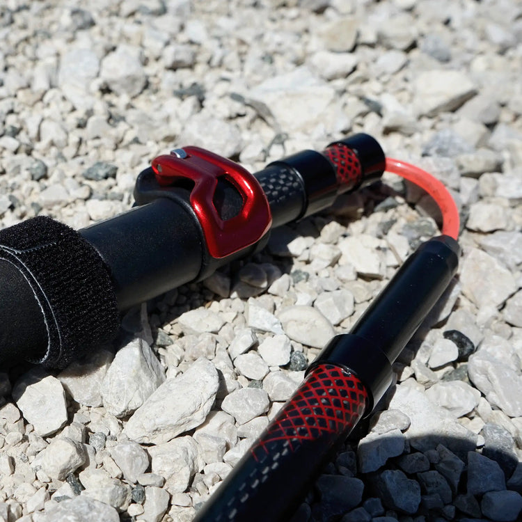Detailaufnahme Verbindungssystem faltbarer Wanderstöcke mit rotem Clip, stabile Trekkingstöcke faltbar für Bergtouren.