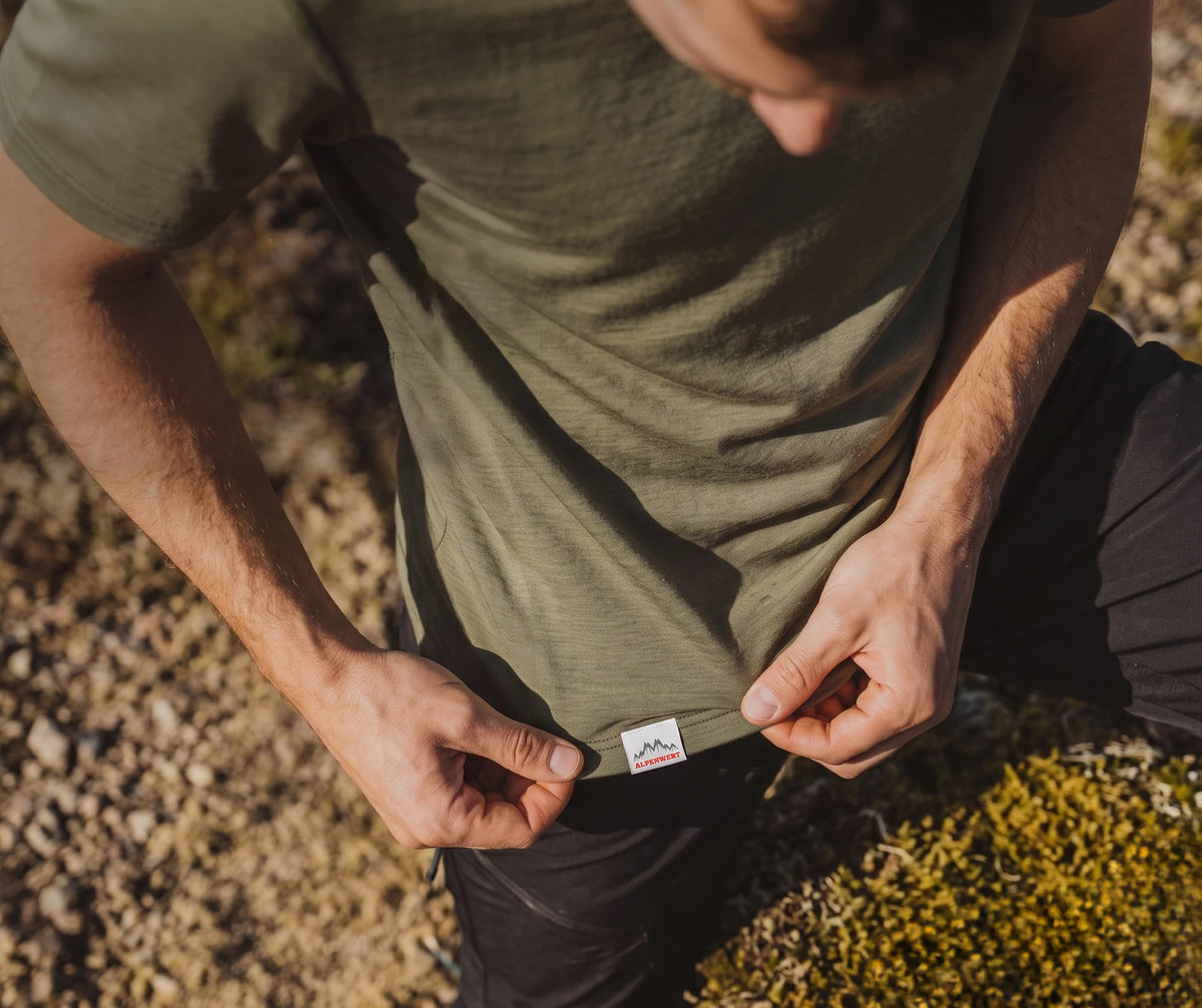 Alpenwert Merino-Shirt in der Hand