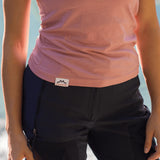 Rosa Merino Shirt Damen, figurbetontes Merinowolle T-Shirt für Wanderungen, Trekking und sportliche Aktivitäten.