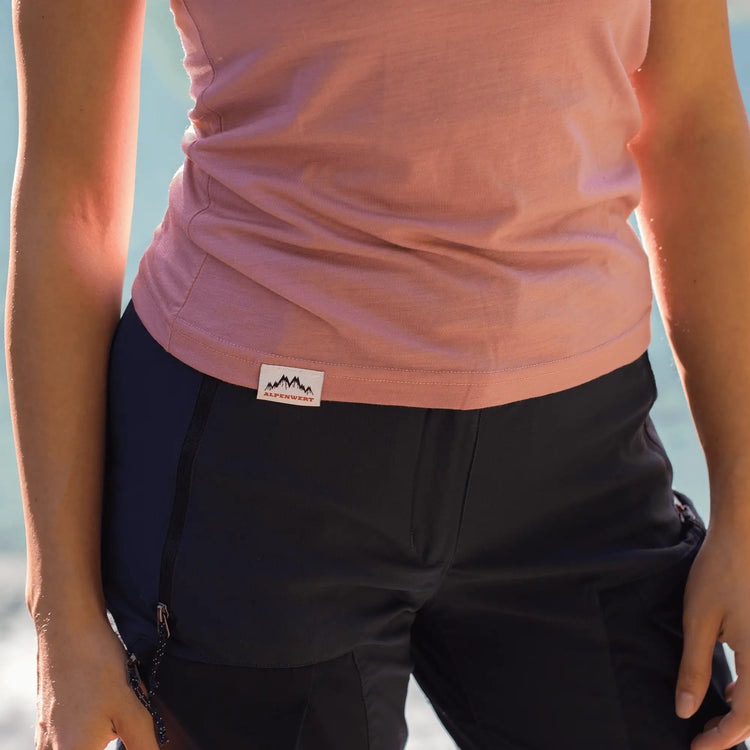 Rosa Merino Shirt Damen, figurbetontes Merinowolle T-Shirt für Wanderungen, Trekking und sportliche Aktivitäten.