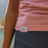 Detailaufnahme Merino Shirt Damen in Rosa mit Alpenwert Logo, nachhaltiges Merinowolle T-Shirt Damen für Outdoor.