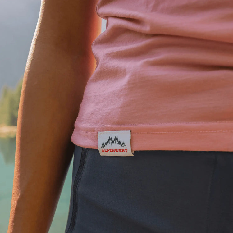 Detailaufnahme Merino Shirt Damen in Rosa mit Alpenwert Logo, nachhaltiges Merinowolle T-Shirt Damen für Outdoor.