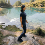 Frau am Bergsee im Merino Shirt Damen Blau, funktionales Merinoshirt Damen für Trekking, Reisen und sportliche Touren.