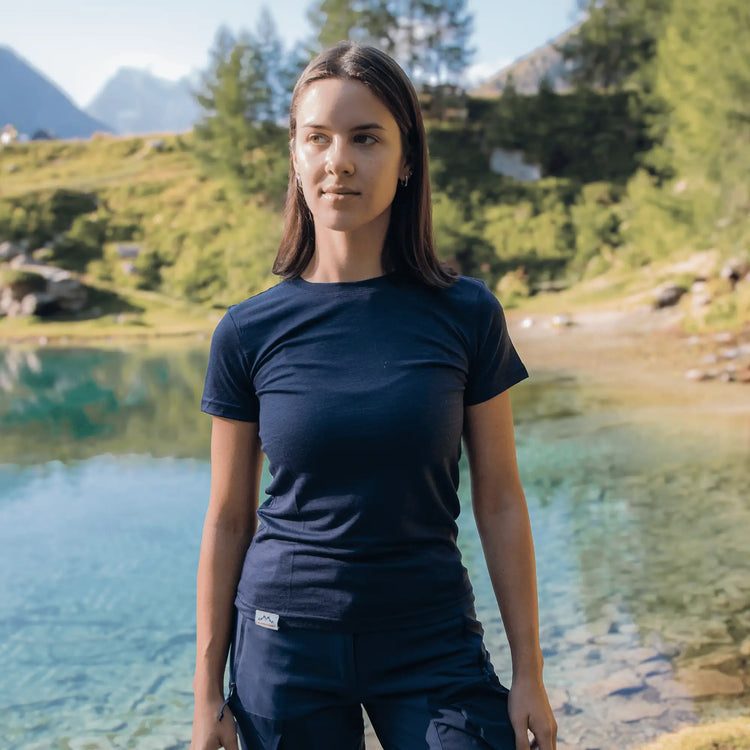 Dame mit Merino T-Shirt Damen in Blau, sportliches Merinoshirt Damen für Wandern, Reisen und sommerliche Aktivitäten.