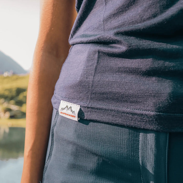 Detailansicht Merino Shirt Damen in Blau, weiches Merinowolle T-Shirt Damen mit Alpenwert Logo für Outdoor Abenteuer.