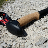Nahaufnahme vom Griff eines Wanderstocks faltbar mit Korkgriff, stabile faltbare Trekkingstöcke für Outdoor und Wandertouren.